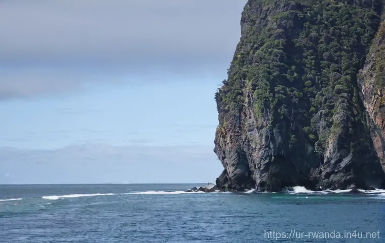 르완다의 주요 박물관 - Here are three detailed image prompts in English, designed to be suitable for a 15-year-old audience...